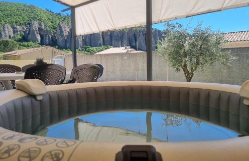 Les Mees House | Maison avec jacuzzi et vue sur les penitents