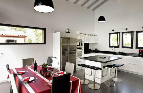 Ascain Villa | Maison basque moderne avec piscine chauffée et vue