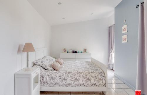 Chatellerault Bed & Breakfast | maison blanche piscine et petit déjeuner