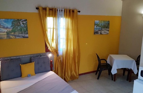 Sainte-Rose House | Maison d'une chambre avec piscine partagee jardin clos et wifi a Sainte Rose a 1 km de la plage