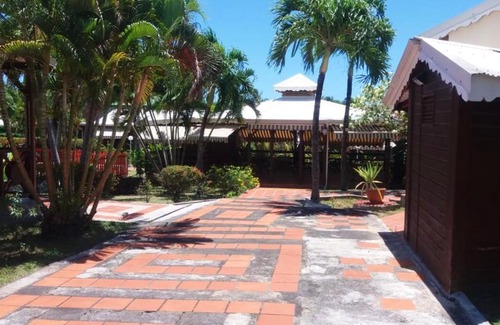 Sainte-Rose House | Maison d'une chambre avec piscine partagee jardin clos et wifi a Sainte Rose a 1 km de la plage