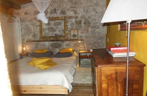 Villeseque-des-Corbieres House | maison dans jardin