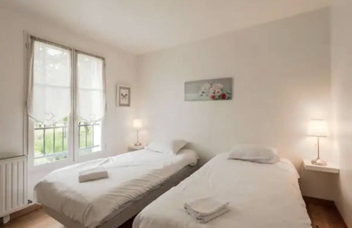 Magny-le-Hongre Cabin | Maison de Charme Proche Disn