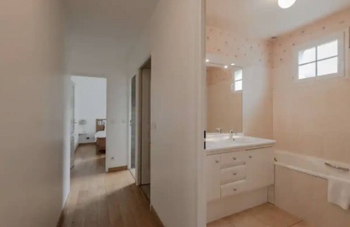 Magny-le-Hongre Cabin | Maison de Charme Proche Disn