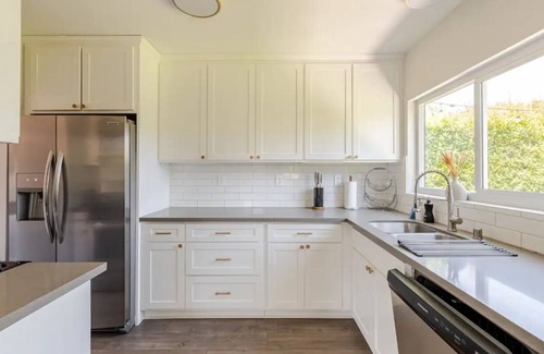 Inglewood House | Maison des Amis with deck and garden