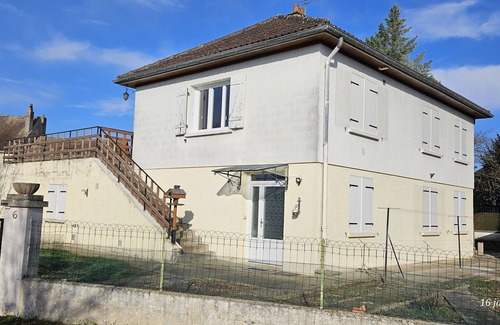 Coulanges-sur-Yonne House | Maison des flotteurs on the banks of the Yonne, enclosed garden, sleeps 9