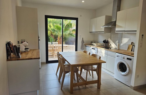 Narbonne-Plage House | Maison Rénovée Avec Jardin, Cœur de Station, 100 m de la Plage