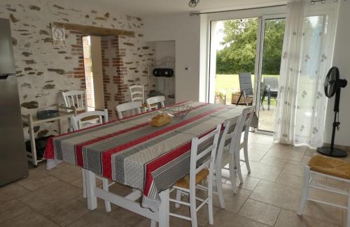 La Roche-sur-Yon House | Maison rénovée en pleine campagne avec terrain, terrasse et équipements familiaux - FR-1-426-157