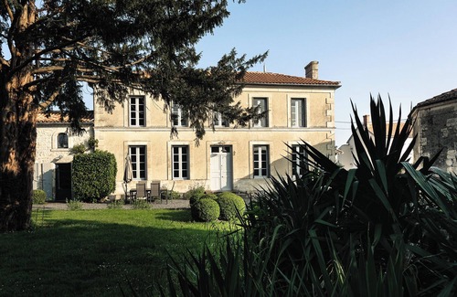 Saint-Saturnin-du-Bois House | Maison Sonora - Chambre Songeuse