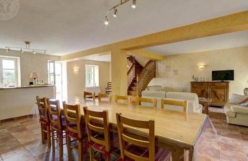 Chalain-le-Comtal House | Maison spacieuse avec piscine et jardin à Chalain-le-Comtal - FR-1-496-48