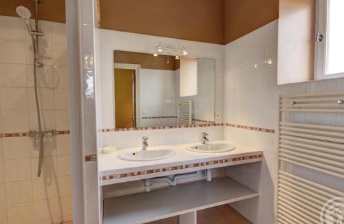 Chalain-le-Comtal House | Maison spacieuse avec piscine et jardin à Chalain-le-Comtal - FR-1-496-48