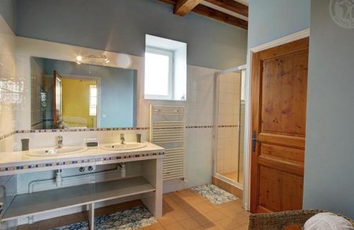 Chalain-le-Comtal House | Maison spacieuse avec piscine et jardin à Chalain-le-Comtal - FR-1-496-48