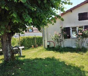 Paray-le-Fresil House | Maison studio individuelle fraichement rénovée