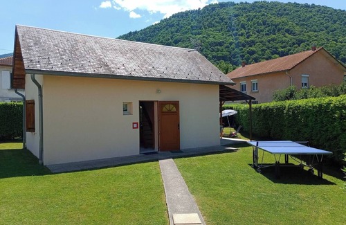 Clarac House | Maisonette on shared plot with private terrace and private passageway.