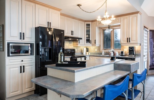 L'lle-du-College House | Majestic Lake view Cottage with Spa, Sunsets, Pool Table