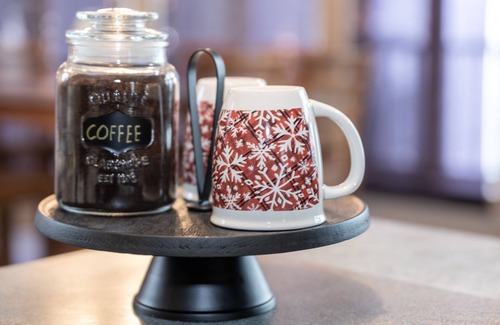 L'lle-du-College House | Majestic Lake view Cottage with Spa, Sunsets, Pool Table