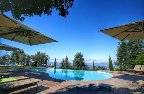 Loro Ciuffenna House | Majestic Farmhouse in Loro Ciuffenna with Pool