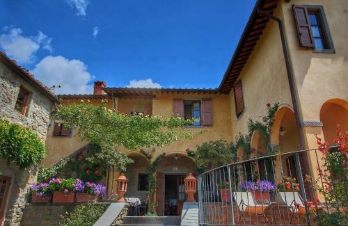 Loro Ciuffenna House | Majestic Farmhouse in Loro Ciuffenna with Pool