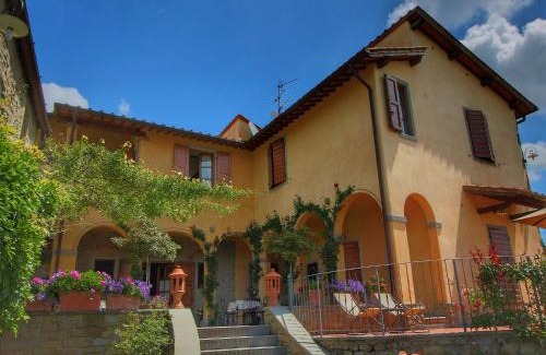 Loro Ciuffenna House | Majestic Farmhouse in Loro Ciuffenna with Pool