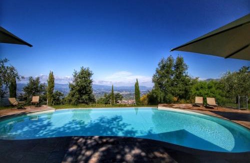 Loro Ciuffenna House | Majestic Farmhouse in Loro Ciuffenna with Pool