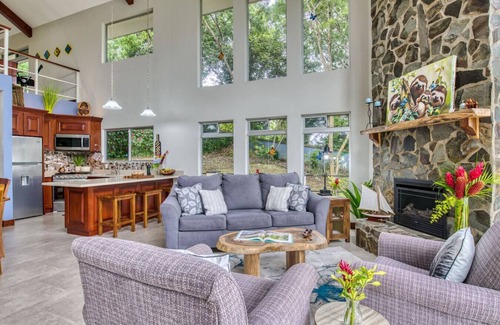 Tronadora House | Majestic Lake & Volcano Views 2 King Suites!