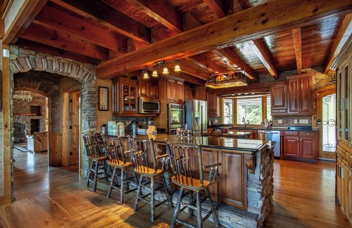 Gatlinburg - Pigeon Forge Cabin | Majestica Lodge - Rock Wall -Outdoor Pool - Arcades - Views!