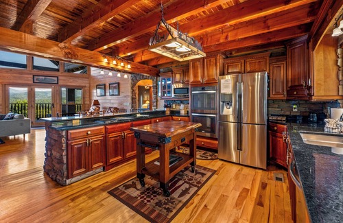 Gatlinburg - Pigeon Forge Cabin | Majestica Lodge - Rock Wall -Outdoor Pool - Arcades - Views!
