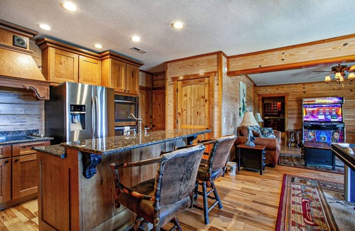 Gatlinburg - Pigeon Forge Cabin | Majestica Lodge - Rock Wall -Outdoor Pool - Arcades - Views!
