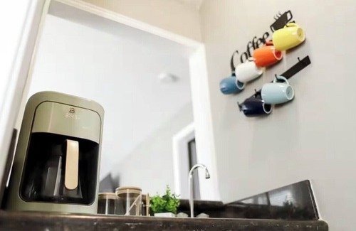 Houston House | Make Every Stay Special. Relax, and Enjoy the Difference 8 beds 2.5 RR