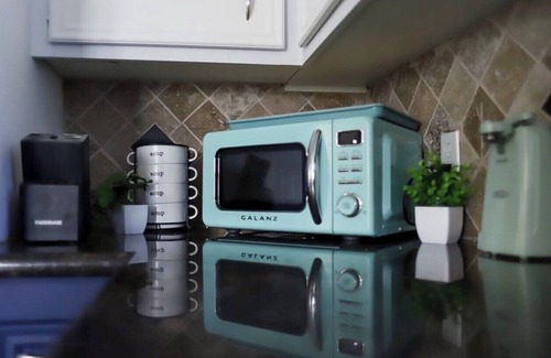 Houston House | Make Every Stay Special. Relax, and Enjoy the Difference 8 beds 2.5 RR