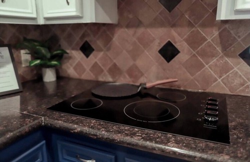 Houston House | Make Every Stay Special. Relax, and Enjoy the Difference 8 beds 2.5 RR