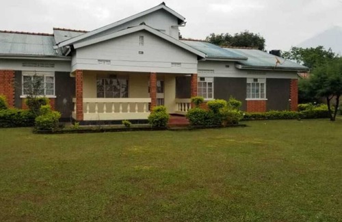 Kisoro House | Make memories with the fam: Perfect vacation home. walking to top attraction.