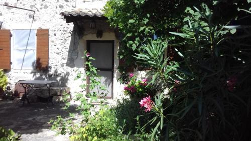 Rochemaure House | Malarias 1