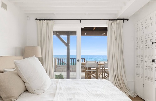 Los Angeles County House | Malibu beach house, on the sand, designer-decorated