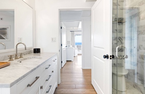 Los Angeles County House | Malibu beach house, on the sand, designer-decorated