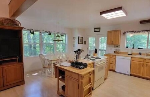 Almond Cabin | Mallard Cove - lakeside pets WiFi, Mallard Cove - lakeside pet friendly