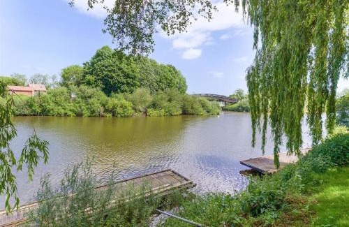 Upton upon Severn House | Malt House Cottage with River Severn view balcony