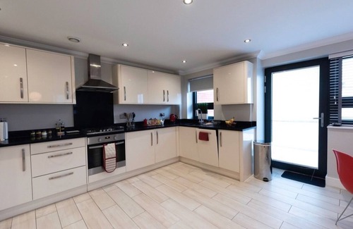 Reading City Centre Apartment | Malthouse Court - Premium 2-Twin Beds, 2-Bath