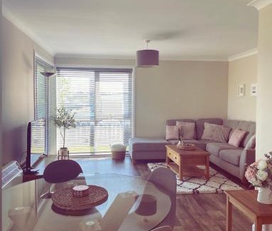 Wick House | Malva - Modern 2 Bedroom Bungalow in Wick Sleeps 4 with private parking - NC500 Route