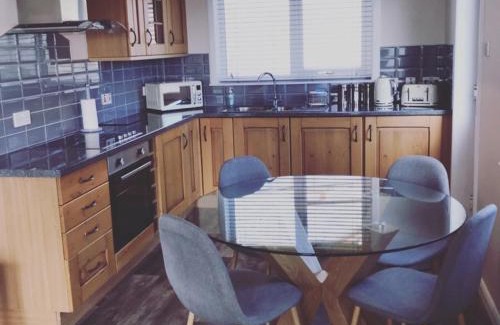 Wick House | Malva - Modern 2 Bedroom Bungalow in Wick Sleeps 4 with private parking - NC500 Route