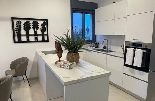 Mahane Israel Apartment | ♥MAMILLA'S Chic ♥ Stunning 2 BDR w. balcony ♥Parking ♥NEW!