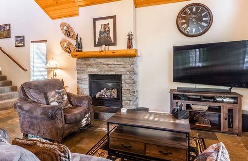 Stonegate House | Mammoth Gateway Village #11 - Highly Updated Townhome - 3 Bed + Loft, Sleeps 8