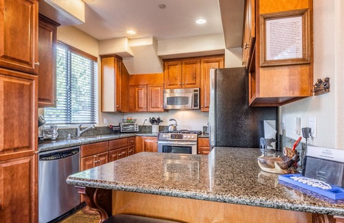 Stonegate House | Mammoth Gateway Village #11 - Highly Updated Townhome - 3 Bed + Loft, Sleeps 8