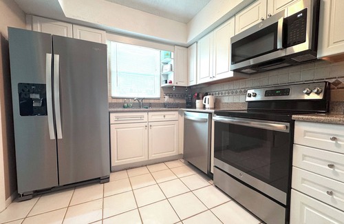 Englewood House | Manasota Beach House, heated private Pool/Spa, Pet friendly, 1 Miles to Beach