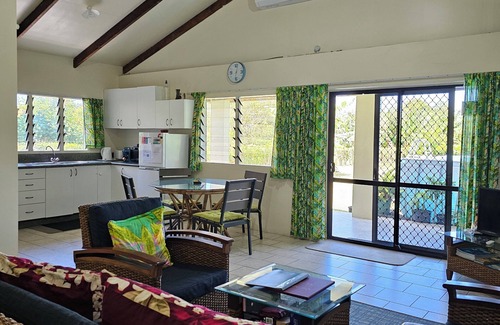 Ngatangiia Cottage | Mango Cottage with AC, Unlimited Wifi, Plunged pool