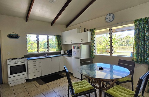 Ngatangiia Cottage | Mango Cottage with AC, Unlimited Wifi, Plunged pool
