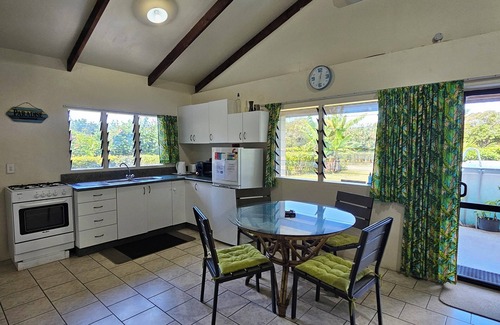Ngatangiia Cottage | Mango Cottage with AC, Unlimited Wifi, Plunged pool
