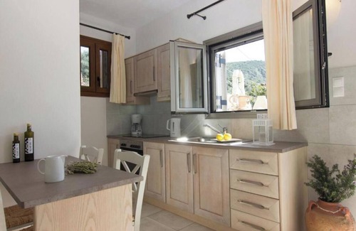Lefktron Apartment | Mani One-Bedroom Apartment with Balcony and Sea View