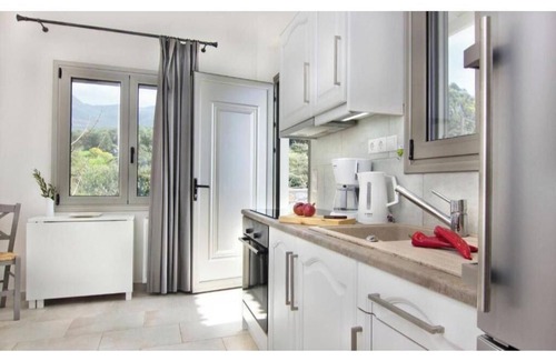 Lefktron Apartment | Mani One-Bedroom Apartment with Balcony and Sea View