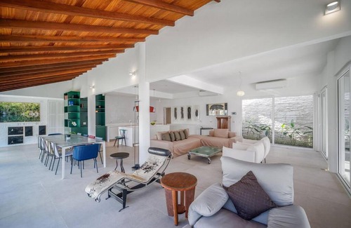 Buzios House | Mansão de Cinco Suítes próximo a Praia de Geribá por Luxury Rentals